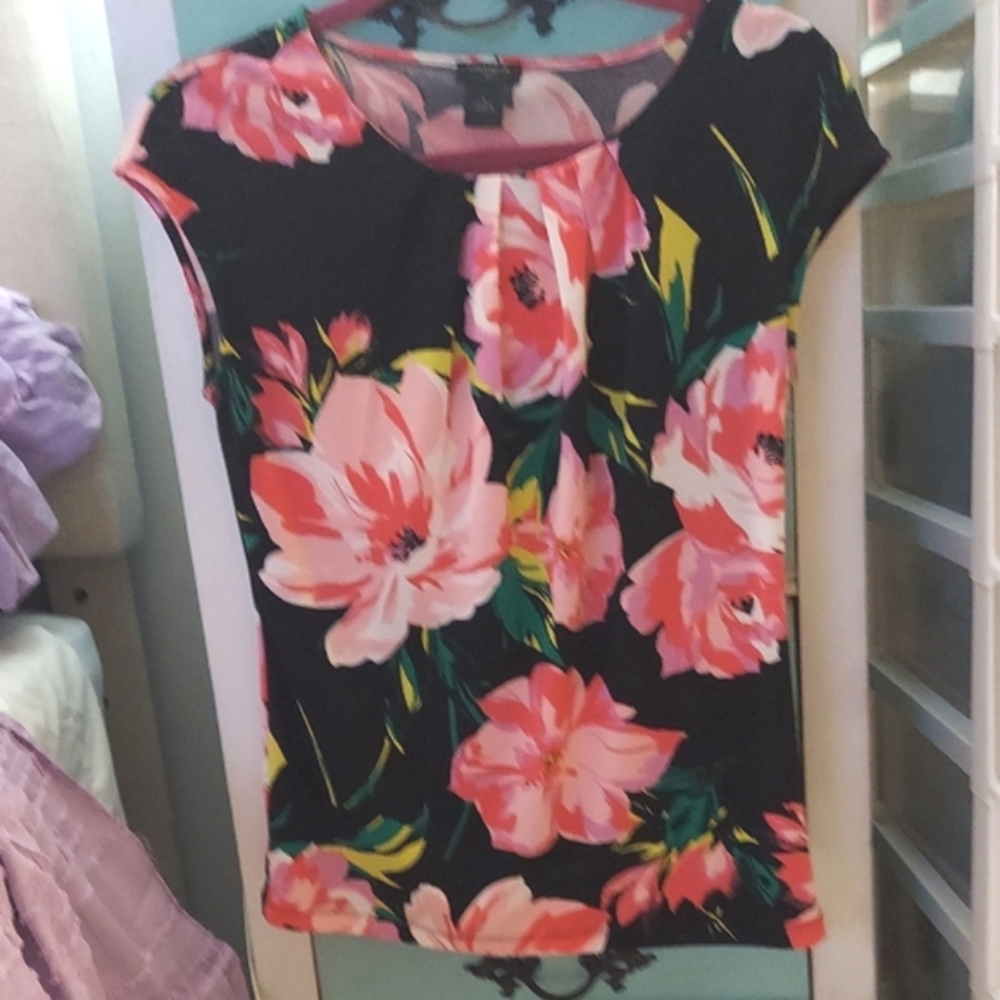 Ann Taylor Black Floral Cap Sleeve Pleated Blouse Top Sz S - Picture 2 of 6